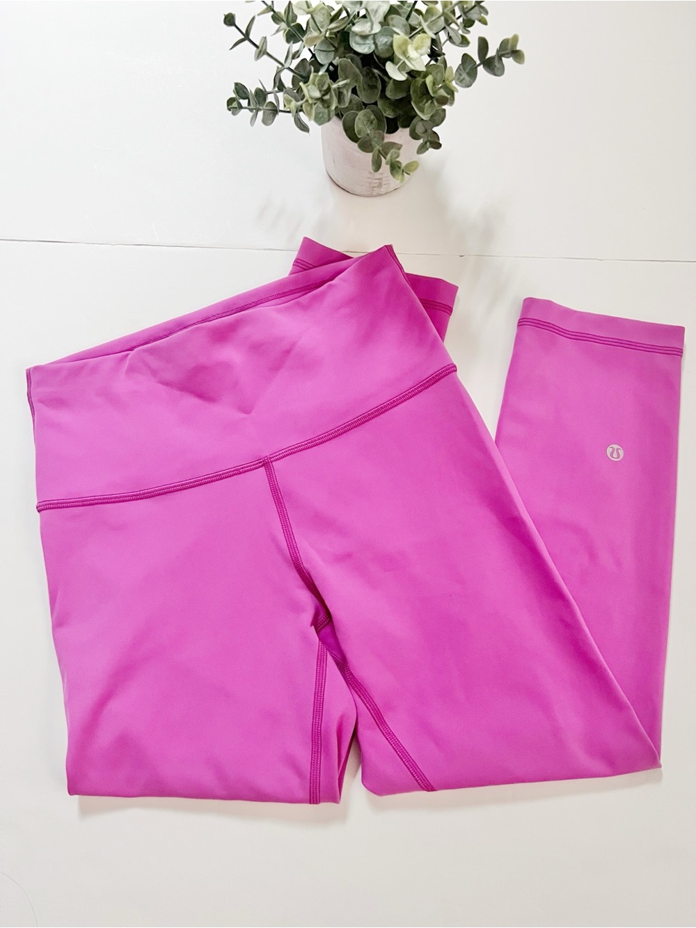 Lululemon Wunder Train High-Rise Crop 21"
Raspberry Coulis Size 6